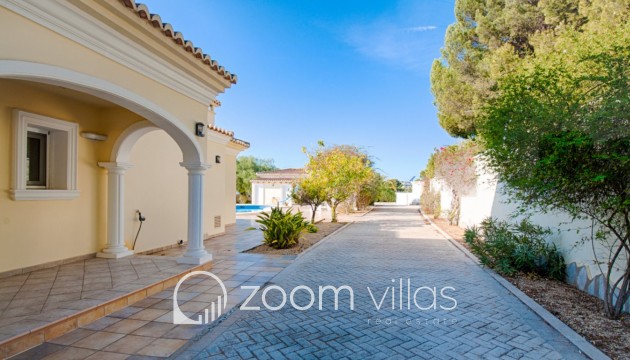 Resale - Villa - Moraira